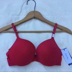 NWT Calvin Klein 32D Sculpted Push Up Plunge Bra